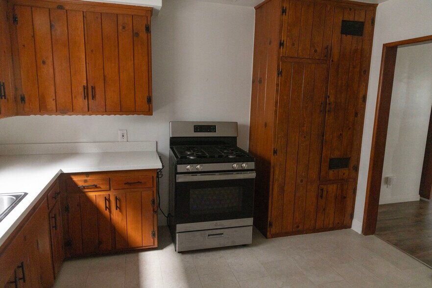 More Photos Of 16011 Victory Blvd, Van Nuys Apartments For Sale