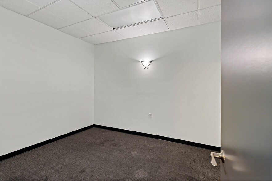 More Photos Of 2501 Racquet Ln, Yakima Health Club For Lease