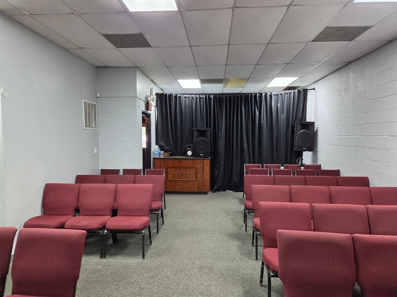 More Photos Of 8831-8869 Walker Mill Rd, Capitol Heights Warehouse For Lease