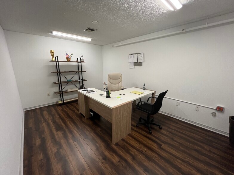 More Photos Of 12155 Metro Pky, Fort Myers Showroom For Sale