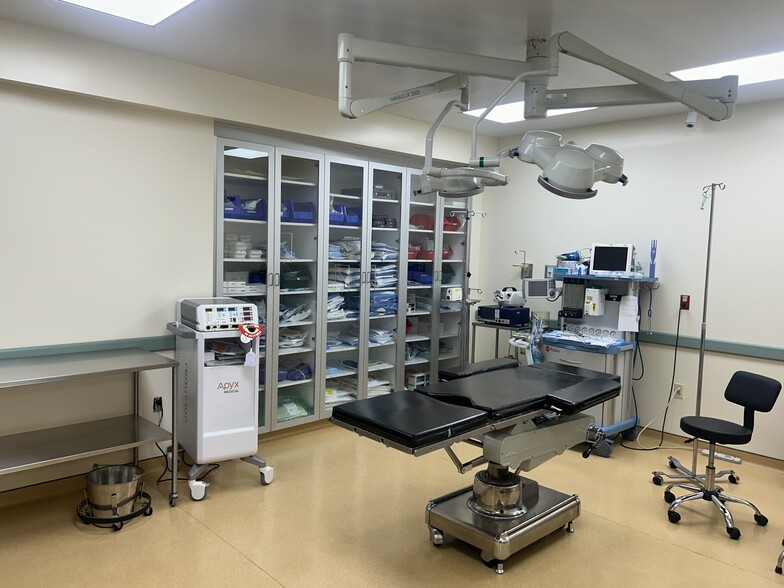 More Photos Of 864 W Jericho Tpke, Huntington Medical For Sale
