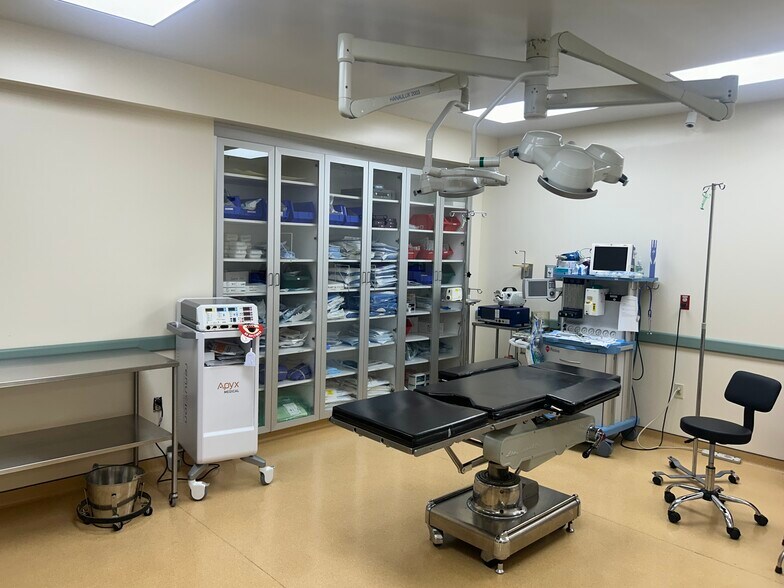 More Photos Of 864 W Jericho Tpke, Huntington Medical For Lease