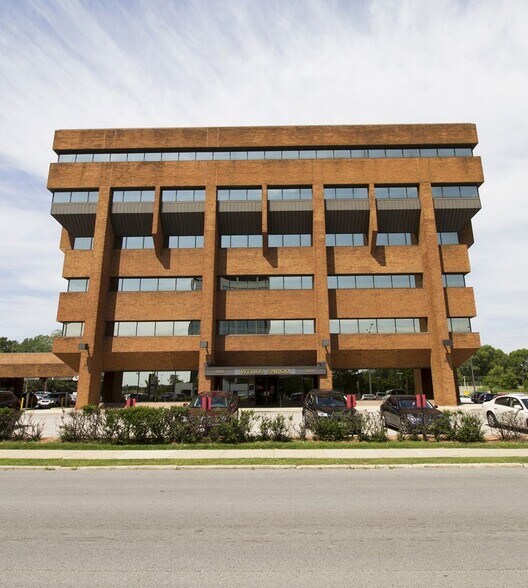 More Photos Of 2675 N Mayfair Rd, Wauwatosa Office For Lease