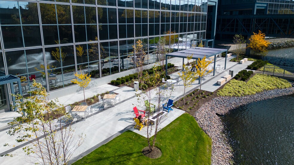 More Photos Of 425 N Martingale Rd, Schaumburg Unknown For Lease