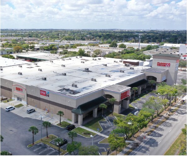 More Photos Of 1400 NW 167th St, Miami Showroom For Lease