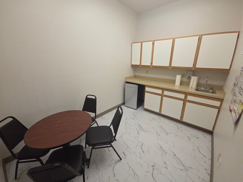 More Photos Of 4000 Parkmead Dr, Grove City Medical For Lease
