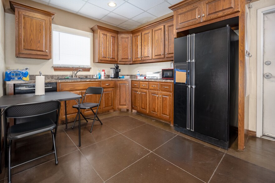 More Photos Of 5121 SE 15th St, Oklahoma City Freestanding For Sale