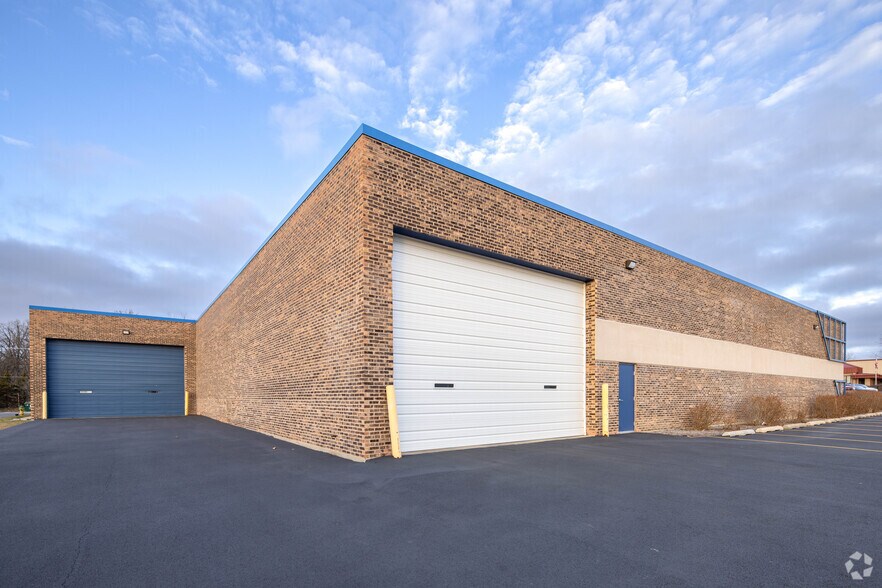 More Photos Of 3740-3742 Hawthorne Ct, Waukegan Warehouse For Lease