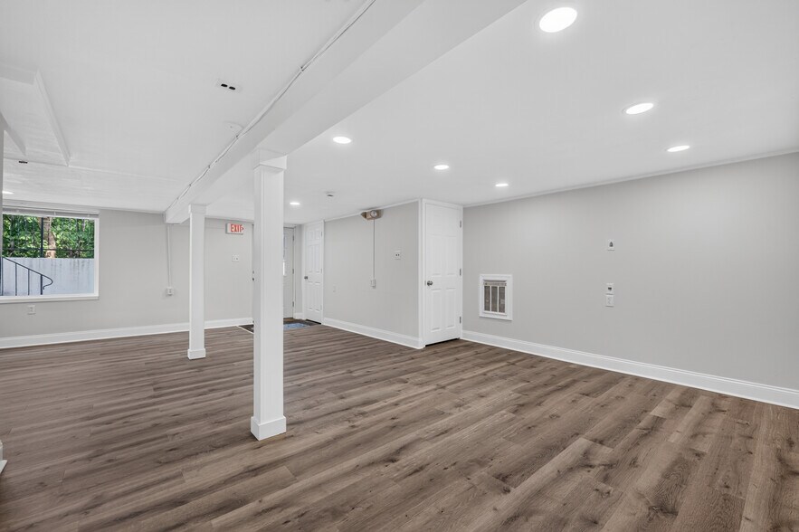 More Photos Of 25 Chesterfield Rd, East Lyme Office For Sale