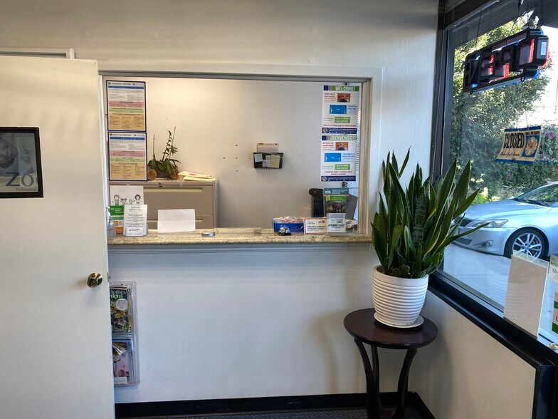 More Photos Of 1251-1271 Saviers Rd, Oxnard General Retail For Lease