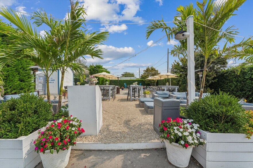 More Photos Of 63 S Euclid Ave, Montauk Restaurant For Sale