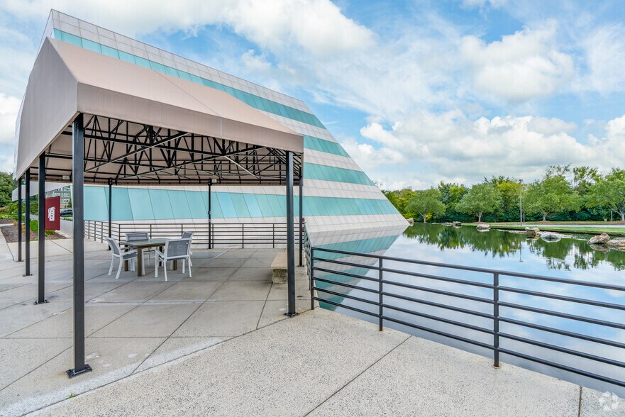 More Photos Of 9140 Arrowpoint Blvd, Charlotte Office For Lease