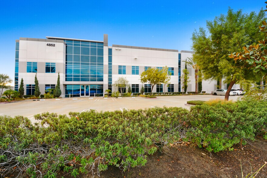 More Photos Of 4850-4852 E La Palma, Anaheim Warehouse For Lease