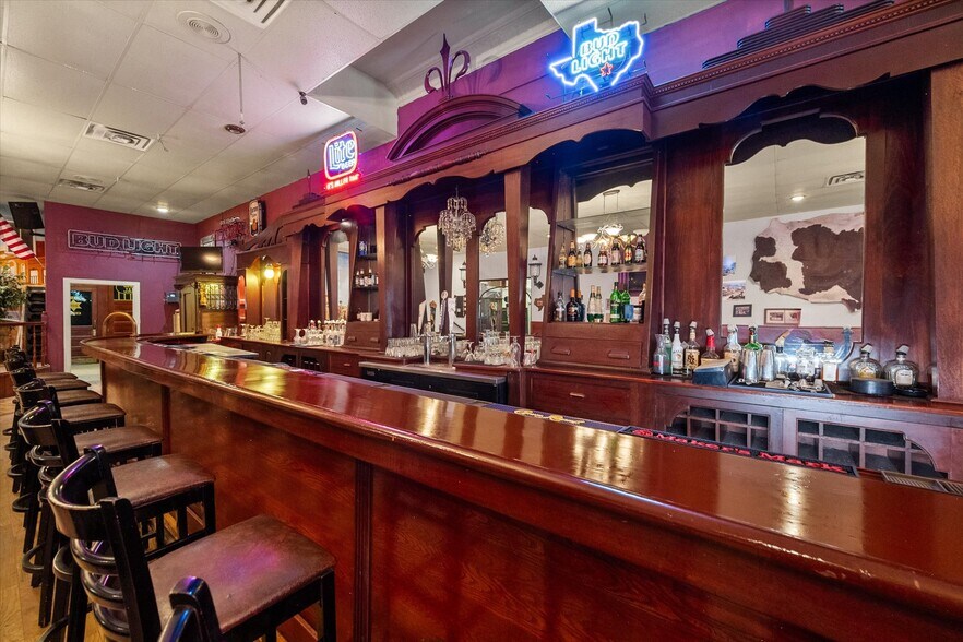 More Photos Of 107 S Beaton St, Corsicana Storefront For Sale