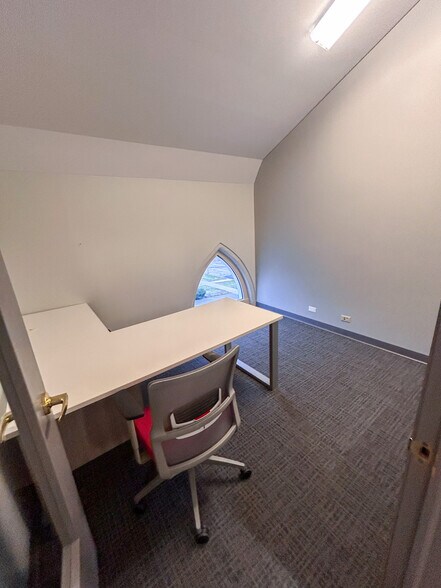 More Photos Of 30 N Lincoln St, Batavia Office For Lease