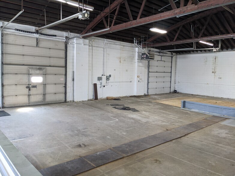 More Photos Of 250 S Kinzie Ave, Bradley Flex For Sale