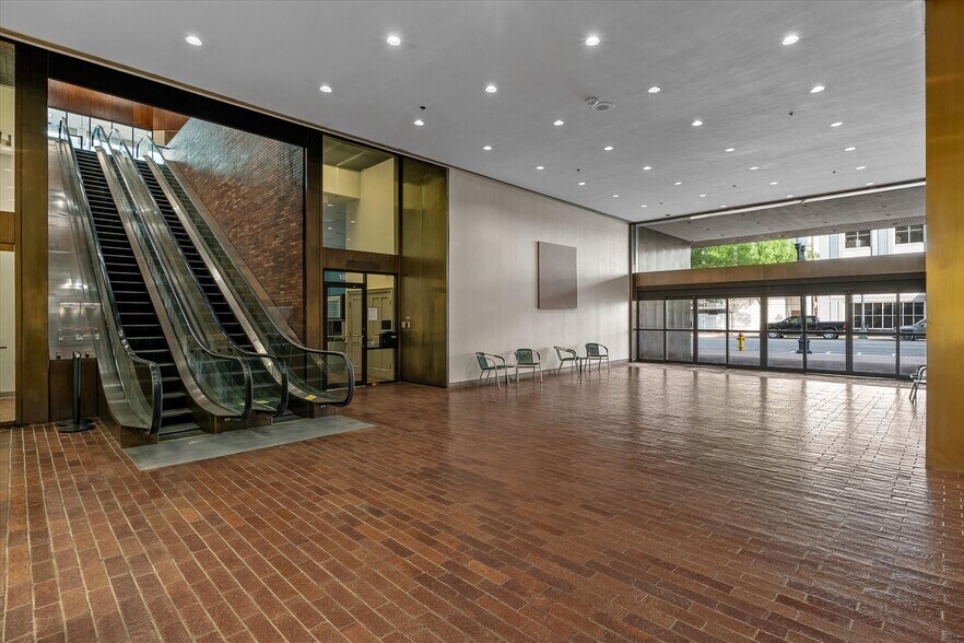 More Photos Of 400 Texas St, Shreveport Office For Sale