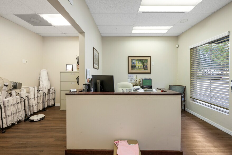 More Photos Of 1076 Business Ln, Naples Showroom For Sale
