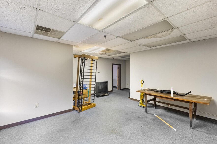 More Photos Of 115 Mill St, Warrenville Manufacturing For Sale