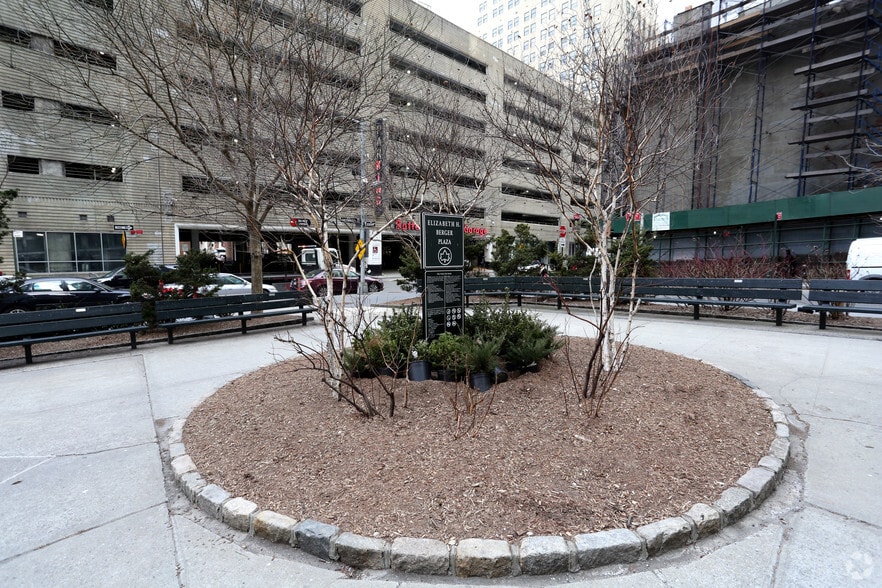 More Photos Of 89 Greenwich St, New York Storefront For Lease