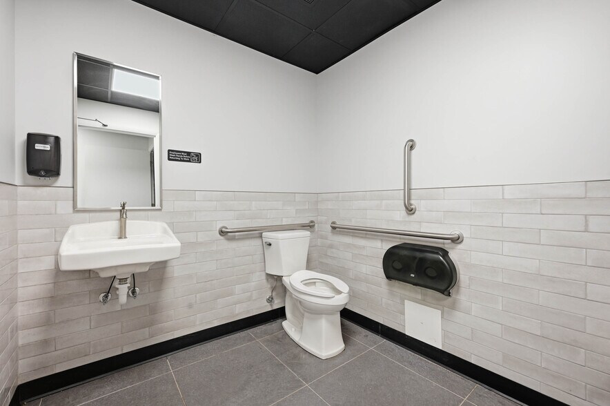 More Photos Of 1511 N Meridian St, Portland Freestanding For Sale