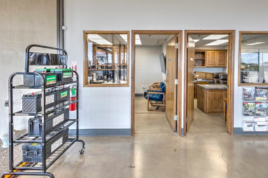 More Photos Of 1909 N Highway 81, Duncan Auto Dealership For Sale