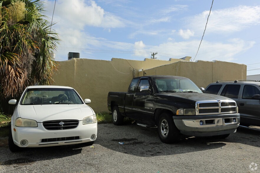 More Photos Of 1029-1031 N Tamarind Ave, West Palm Beach Freestanding For Sale