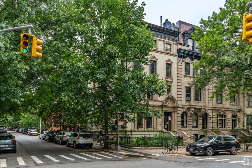 More Photos Of 121 8th Ave, Brooklyn Apartments For Lease