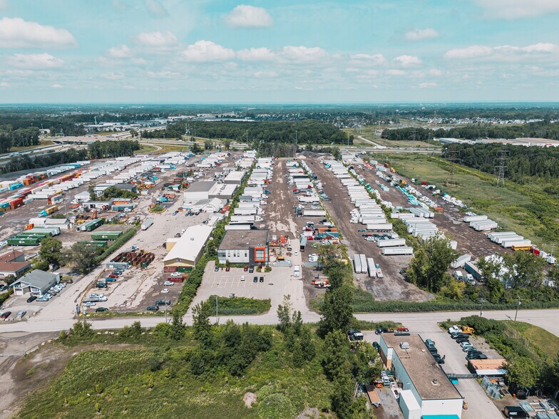 More Photos Of 5281 Boul Cléroux, Laval Warehouse For Sale