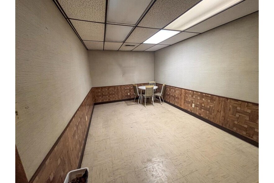More Photos Of SE 241 SE 10 Ave, Great Bend Warehouse For Sale