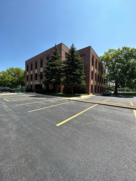 More Photos Of 1550 Spring Rd, Oak Brook Office For Sale