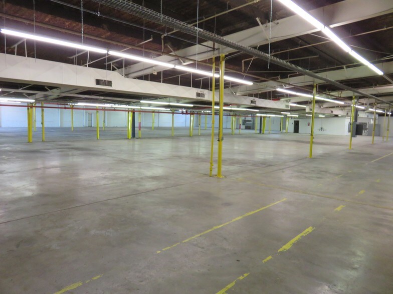 More Photos Of 2525 N Center St, Bonham Manufacturing For Lease