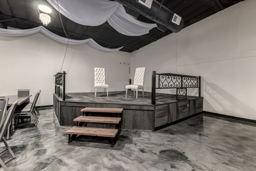 More Photos Of 2533 N 16th St, Phoenix Showroom For Sale