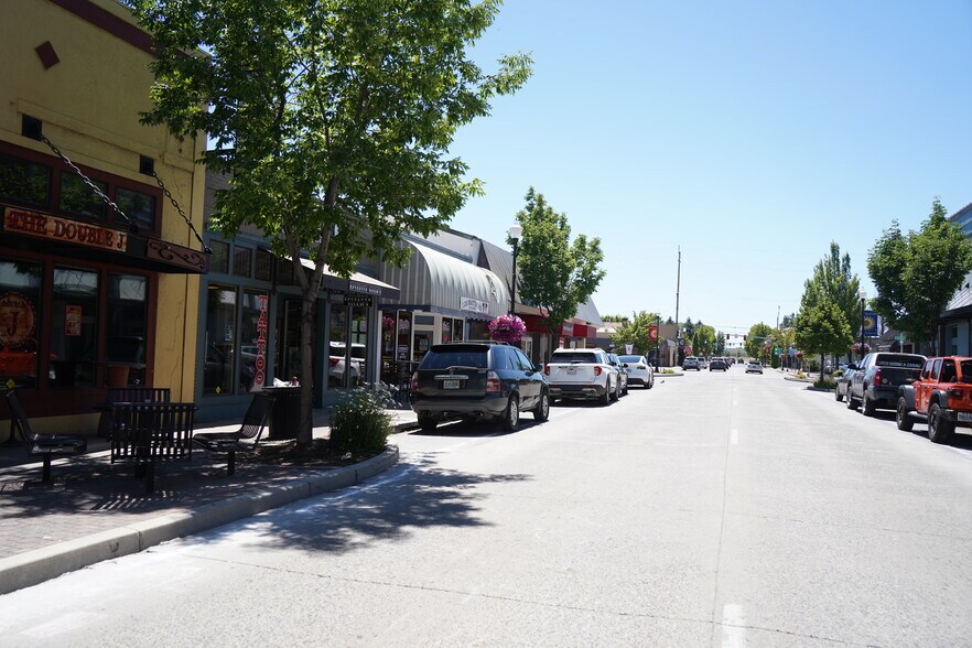 More Photos Of 552 SW 6th St, Redmond Bank For Sale