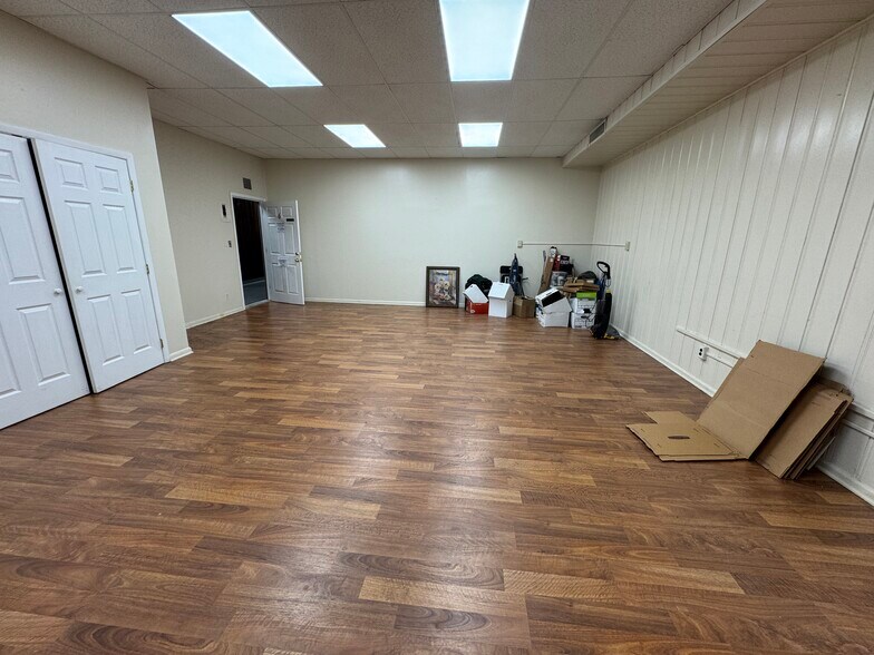 More Photos Of 101-109 Wellwood Ave, Lindenhurst Storefront Retail Office For Lease