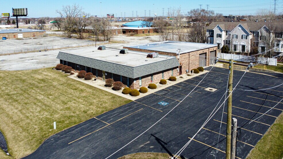 More Photos Of 17585 S Paxton Ave, Lansing Light Distribution For Lease