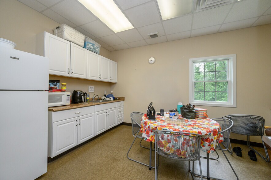 More Photos Of 612 Mount Pleasant Ave, West Orange Veterinarian Kennel For Sale