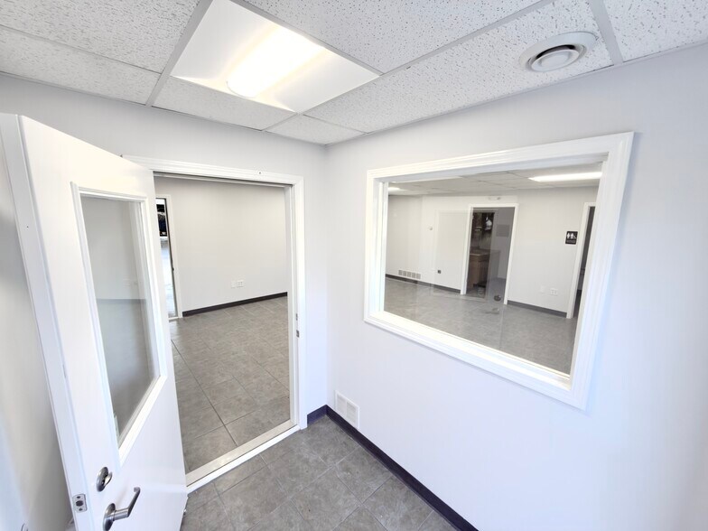 More Photos Of 1019 Rail Dr, Woodstock Warehouse For Lease