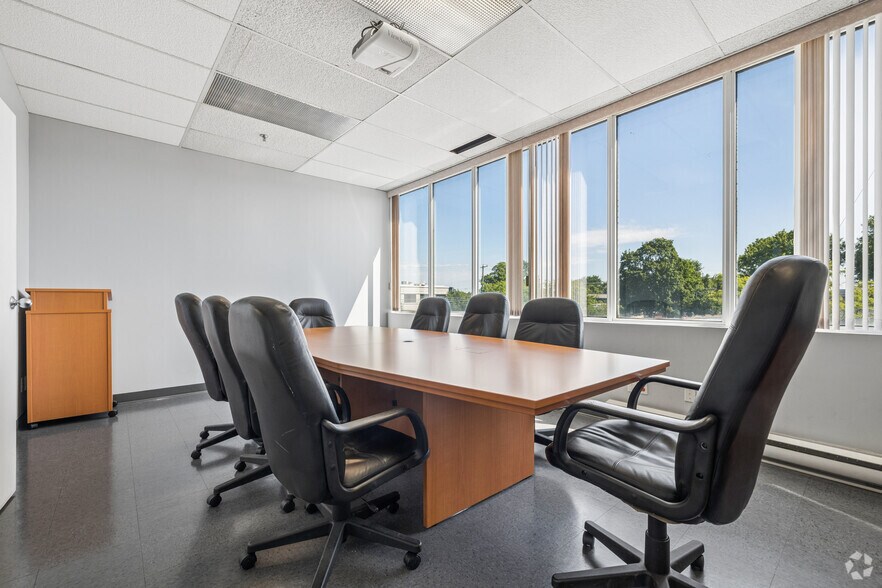 More Photos Of 4600-4612 Chemin Du Bois-Franc, Saint-Laurent Warehouse For Lease