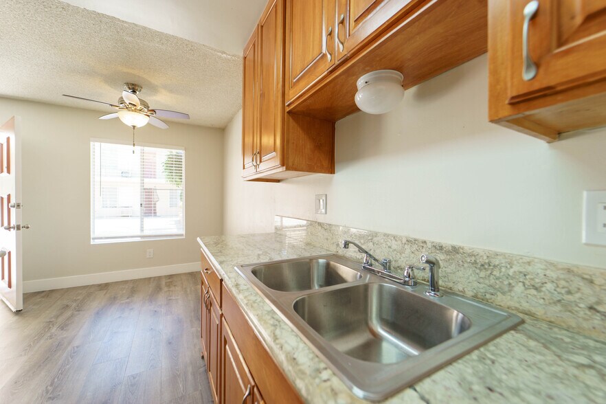 More Photos Of 12430 Oak Knoll Rd, Poway Apartments For Sale