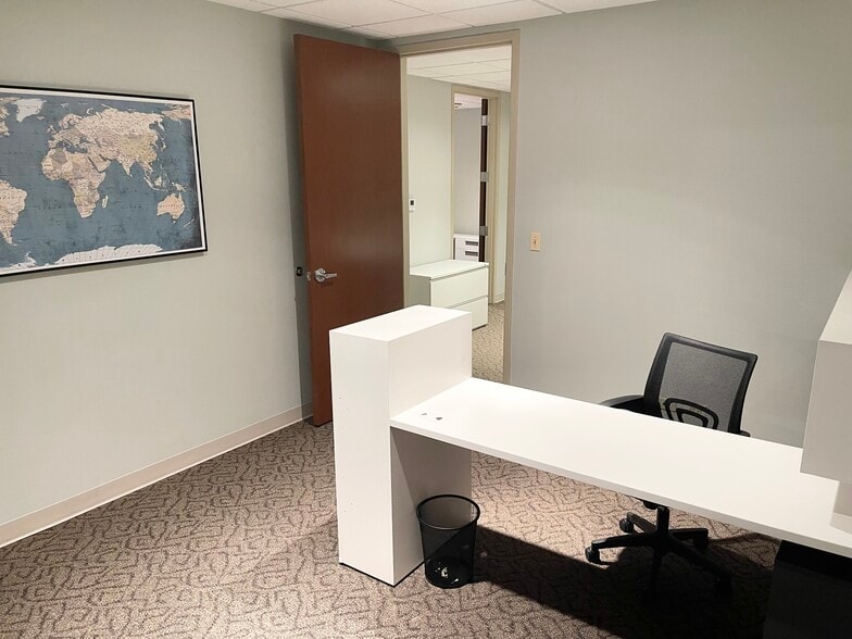 More Photos Of 10700 W Higgins Rd, Rosemont Office For Sale