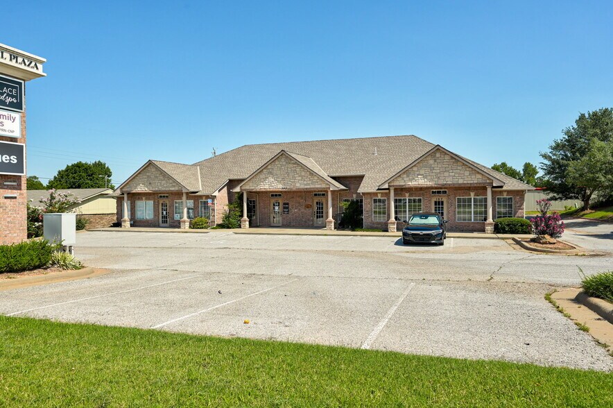 More Photos Of 543 E Ok-152, Mustang Office For Sale