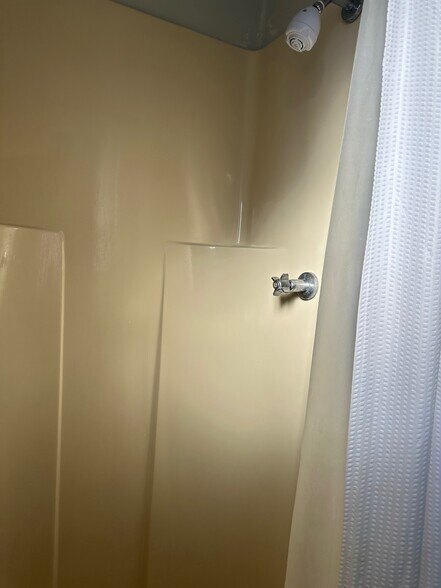 More Photos Of 302 N Main St, Melbourne Hotel For Sale