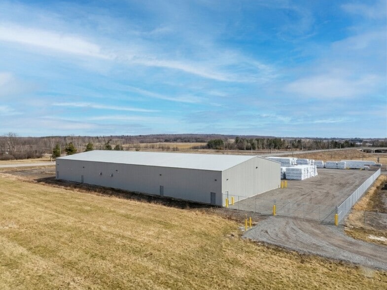 More Photos Of 113 Mnt Glass, Saint-Bernard-de-Lacolle Flex For Sale