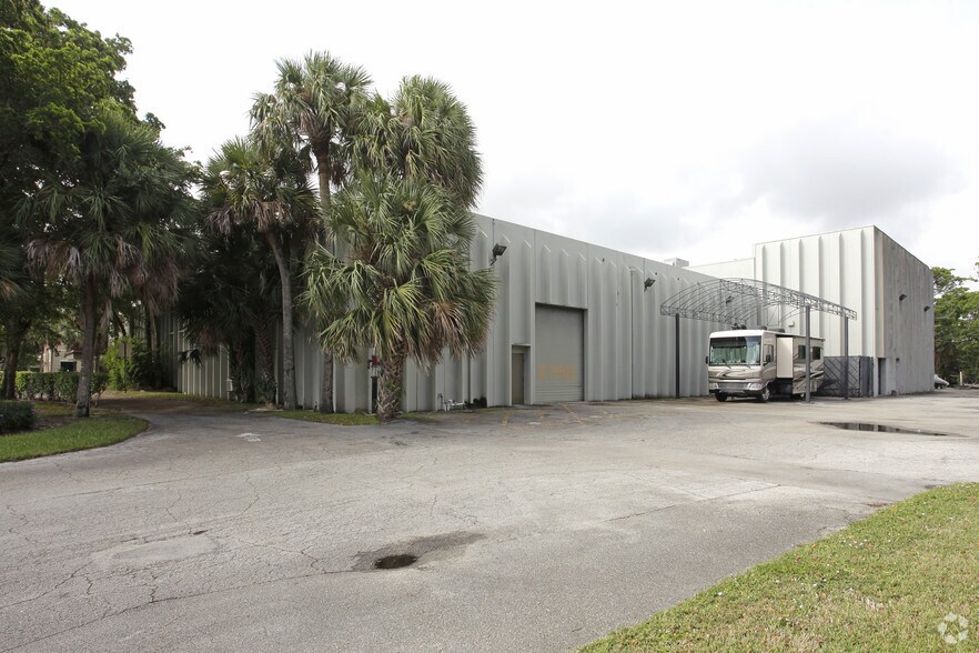 More Photos Of 637 Jim Moran Blvd, Deerfield Beach Warehouse For Lease