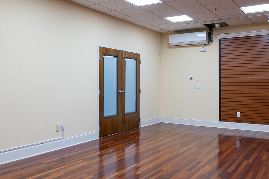 More Photos Of 5935 Rivers Ave, North Charleston Showroom For Lease