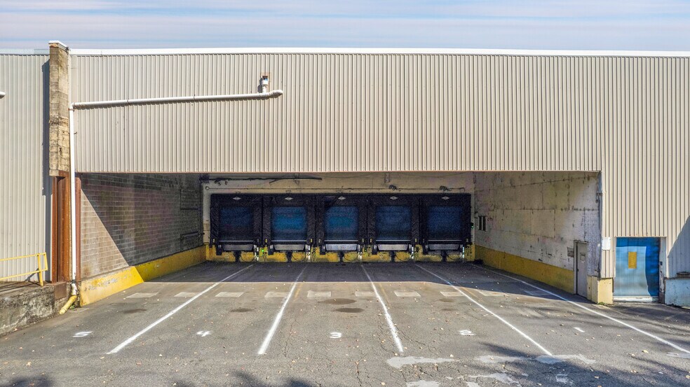 More Photos Of 9930 N Burgard Way, Portland Warehouse For Sale