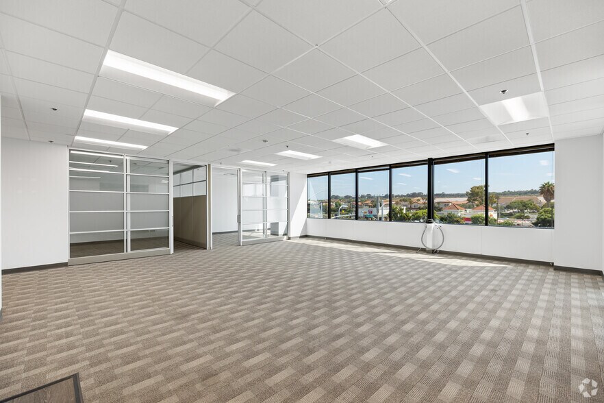 More Photos Of 5973 Avenida Encinas, Carlsbad Office For Lease