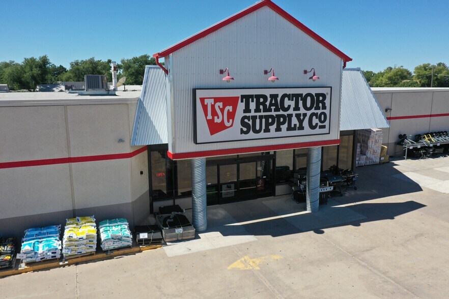 Primary Photo Of 300 Savage Ave, Lamar Freestanding For Sale