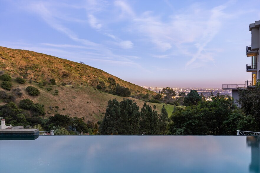 More Photos Of 2000 Wattles Dr, Los Angeles Flex For Sale